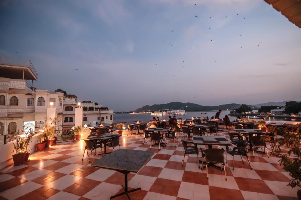 Hotel Devraj Niwas On Lake Pichola Udaipur Exterior foto