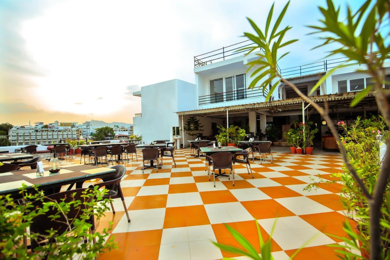 Hotel Devraj Niwas On Lake Pichola Udaipur Exterior foto