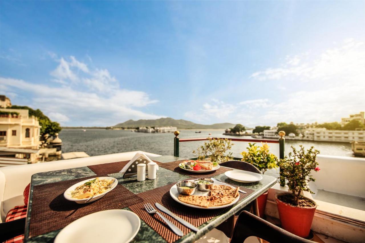Hotel Devraj Niwas On Lake Pichola Udaipur Exterior foto